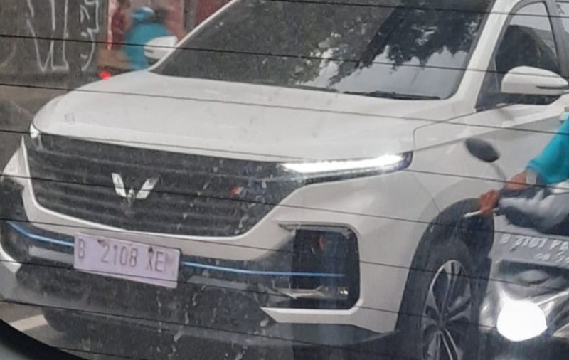 Wuling Almaz Hybrid meluncur
