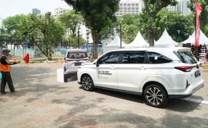 Demonstrasi Kecanggihan Veloz TSS di Tumplek Blek 2022, Pengunjung Boleh Tabrak Mobil!