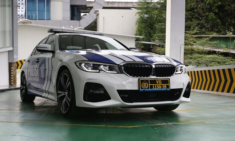 BMW 330e Jadi Mobil Polisi - tampak depan 1