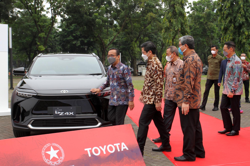 mobil listrik di ktt g20 - toyota bz4x