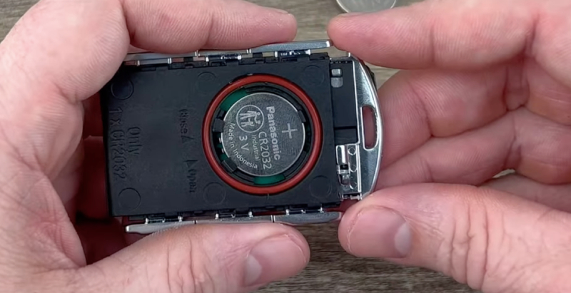 5 Cara Ganti Baterai Remote Mobil, Mudah dan Murah Cara Ganti Baterai Remote Mobil