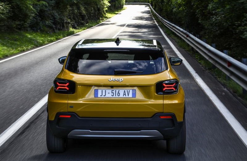 Spesifikasi Jeep Avenger: SUV Listrik Pertama, Dijual 2023! jeep avenger - jalan