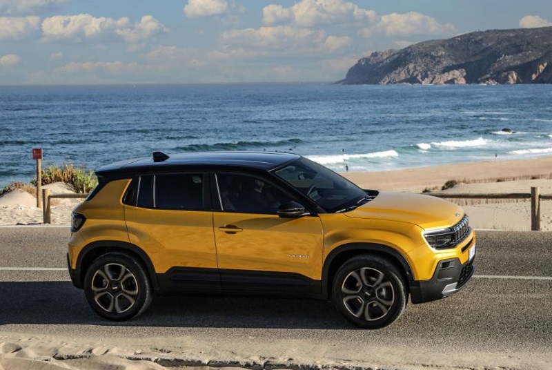 Spesifikasi Jeep Avenger: SUV Listrik Pertama, Dijual 2023! jeep avenger - tampak samping
