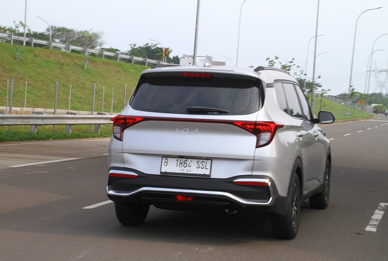 kia carens 1.4 turbo vs 1.5 liter - tampak belakang