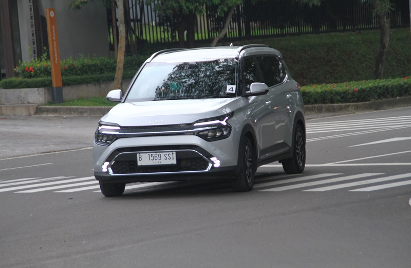 kia carens 1.4 turbo vs 1.5 liter - tampak depan