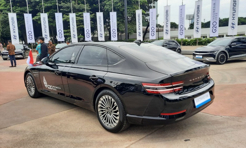 mobil listrik di ktt g20 - genesis g80 lwb tampak belakang