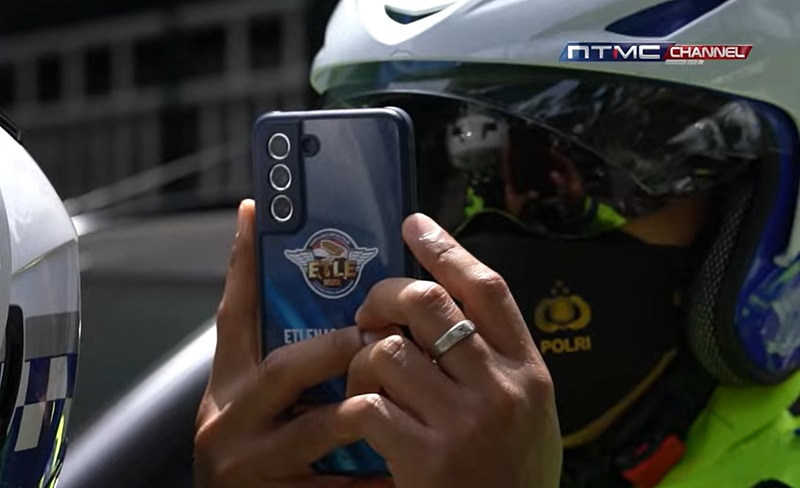Polisi sedang melakukan tilang dengan ETLE Mobile