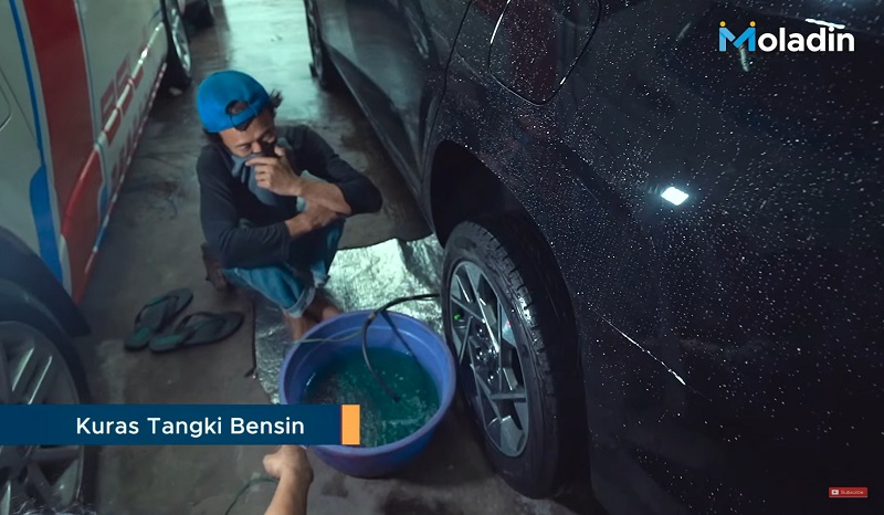1 Liter Bensin Berapa Kilometer Mobil Bisa Melaju, Tertarik Mencoba? – Moladin Kuras tangki bensin yang kemasukan air