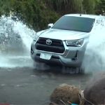 Review Toyota Hilux Double Cabin, Irit dan Baknya Luas!