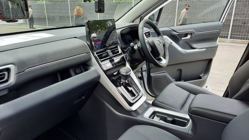 Interior Toyota Innova Zenix