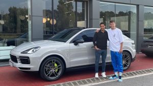 Pensiun Jadi Pemain Bola, Ini Mobil Baru Gerard Pique