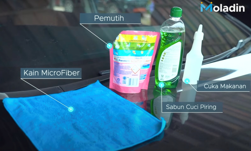 Membersihkan Plafon Mobil