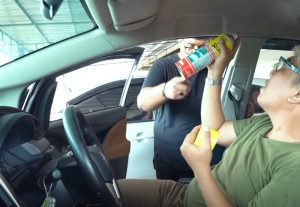 4 Cara Membersihkan Plafon Mobil yang Kotor, Bisa Pakai Vanish!