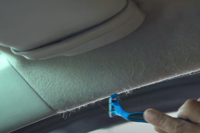 Membersihkan Plafon Mobil