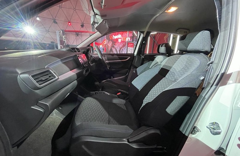 Interior WR-V E MT tidak beda dari E CVT, pakai jok kain