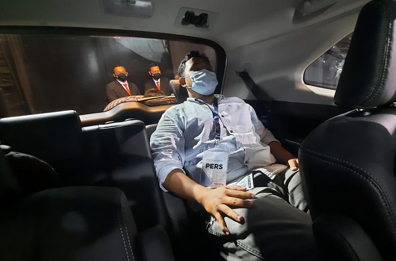 interior toyota innova zenix - duduk di jok baris ketiga