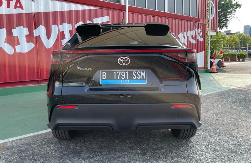 kekurangan toyota bz4x - tampak belakang