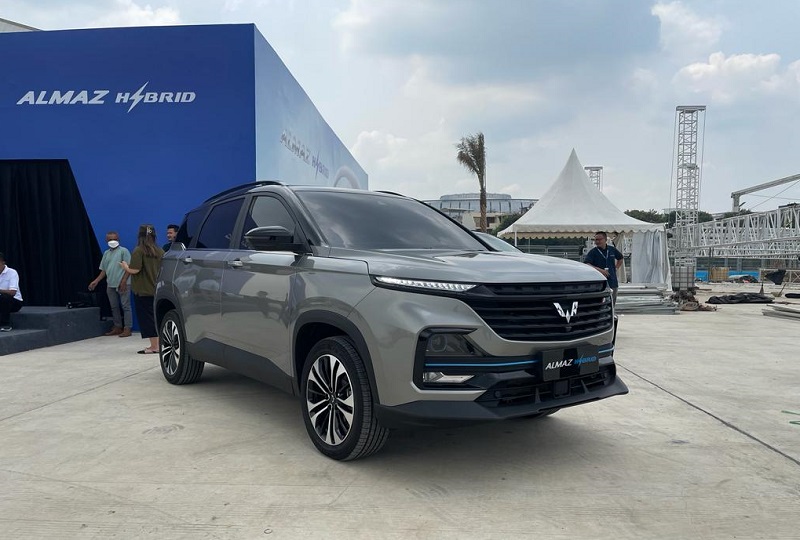 mobil listrik calon penerima subsidi - wuling almaz hybrid