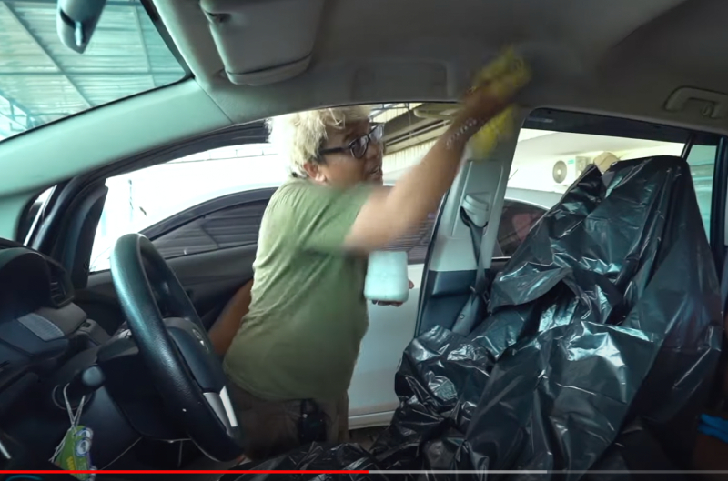 Membersihkan Plafon Mobil