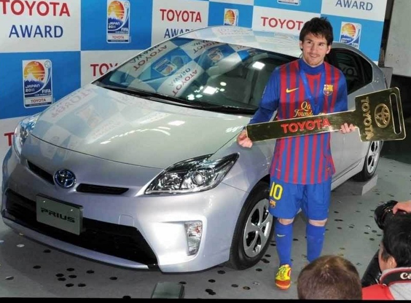 mobil mewah lionel messi - toyota prius