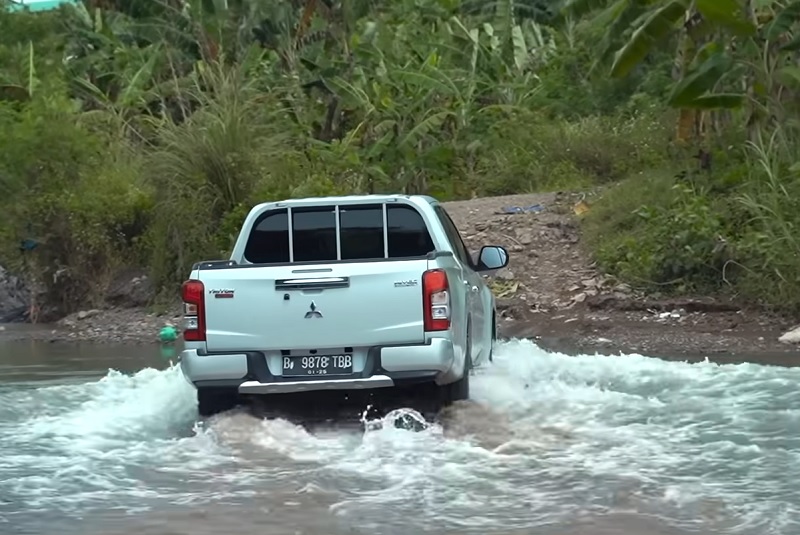 review mitsubishi triton double cabin - tampak depan