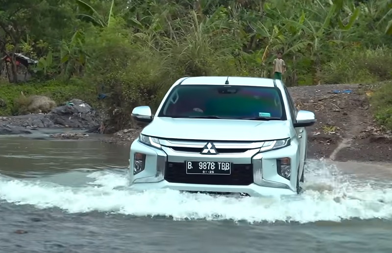 Komparasi Mitsubishi Triton vs Isuzu D-Max Terbaru
