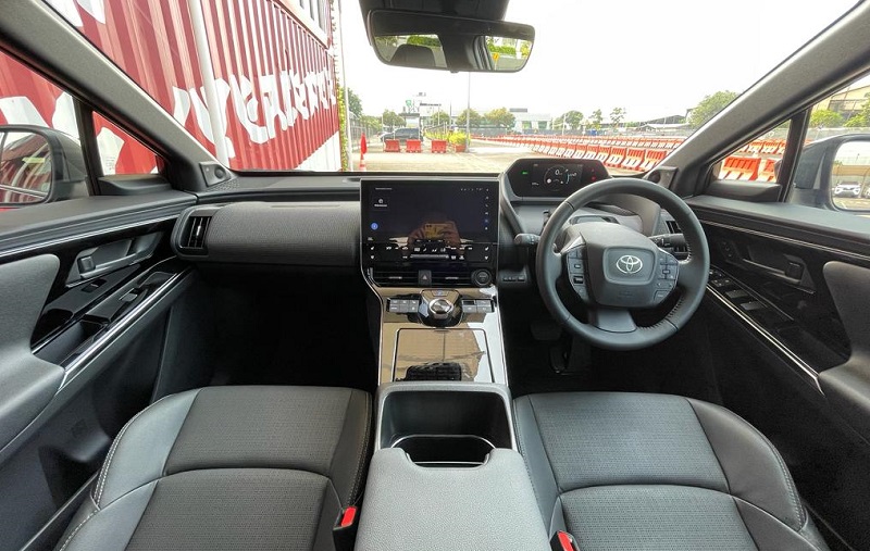 Review Toyota BZ4X 2023, Mobil Listrik Layak Beli? – Moladin