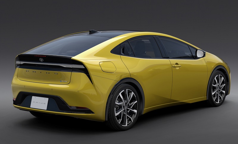 toyota prius 2023 - tampak belakang