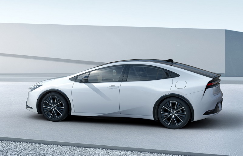 toyota prius 2023 - tampak samping