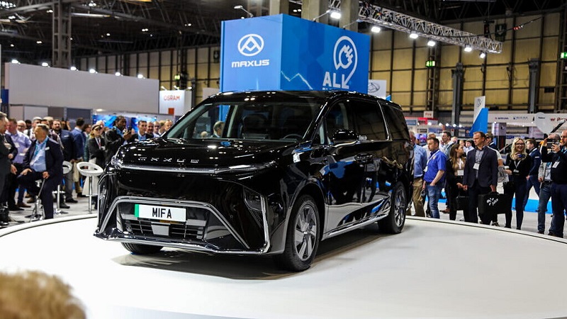 Mobil listrik 7-seater