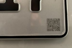 Plat Nomor dengan Chip dan QR Code untuk Mobil!