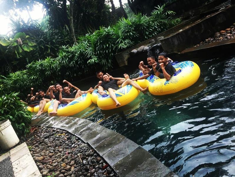 tempst wisata di bekasi - lippo cikarang waterboom