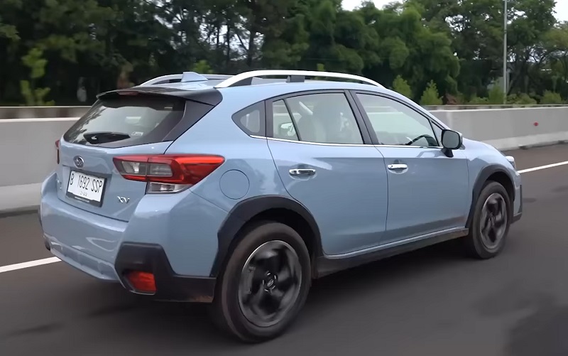 review subaru xv - tampak belakang