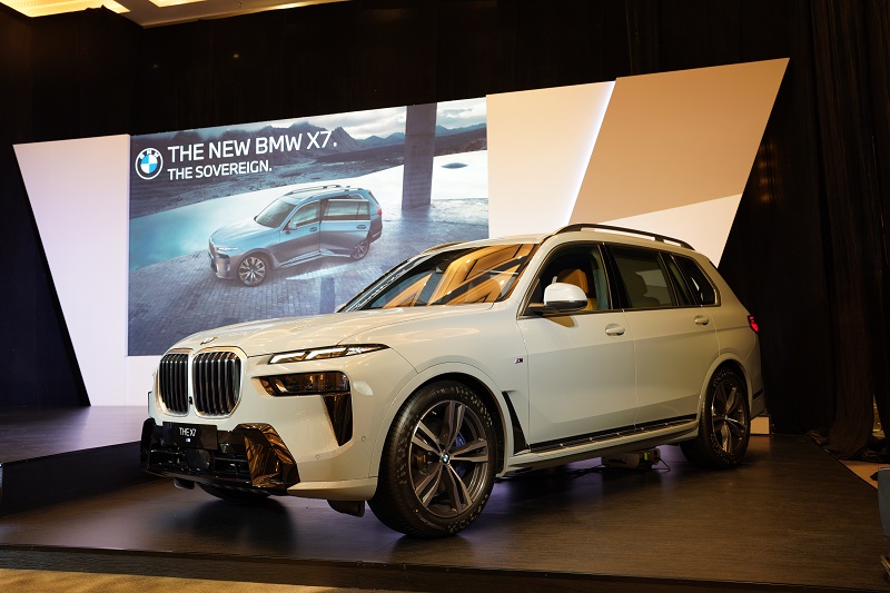 bmw x7 lci 2023 - tampak samping