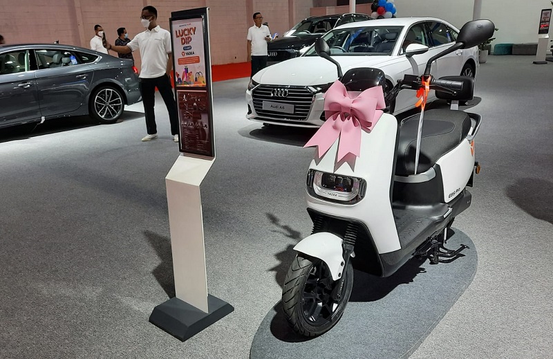 indomobil plaza promo beli mobil dapat motor listrik gratis - yadea