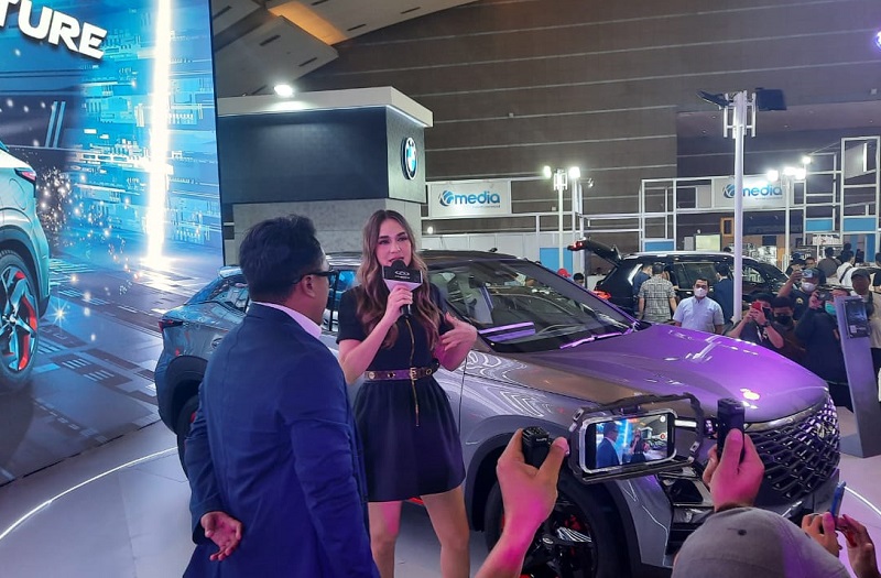 Penjualan Chery Catat Pertumbuhan Signifikan di Pasar Global dan Indonesia luna maya beli mobil cina - chery omoda 5 di iims 2023