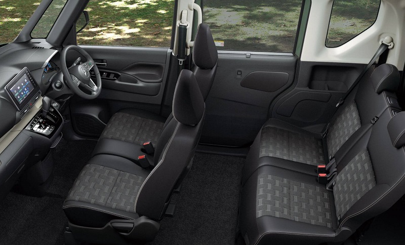 spesifikasi mitsubishi delica mini - interior