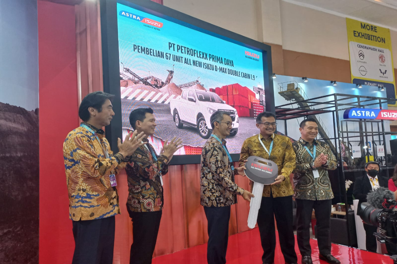 Isuzu serahkan 67 Unit D-Max Double Cabin ke konsumen di GJAW 2023