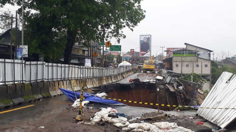 Jembatan CIkereteg Bogor longsor