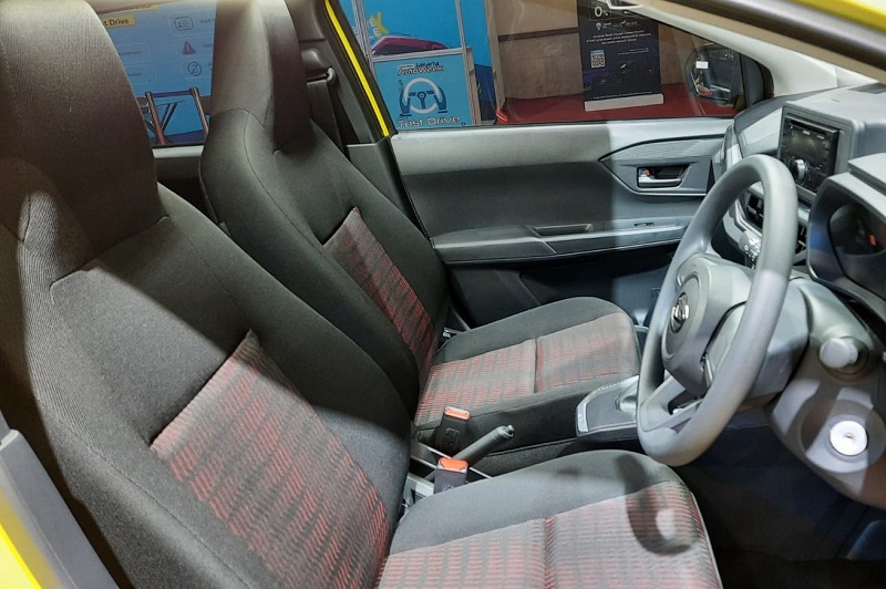 kekurangan daihatsu ayla 2023 - interior jok depan