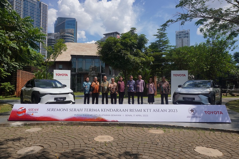 toyota bz4x tugas di labuan bajo - elektrifikasi