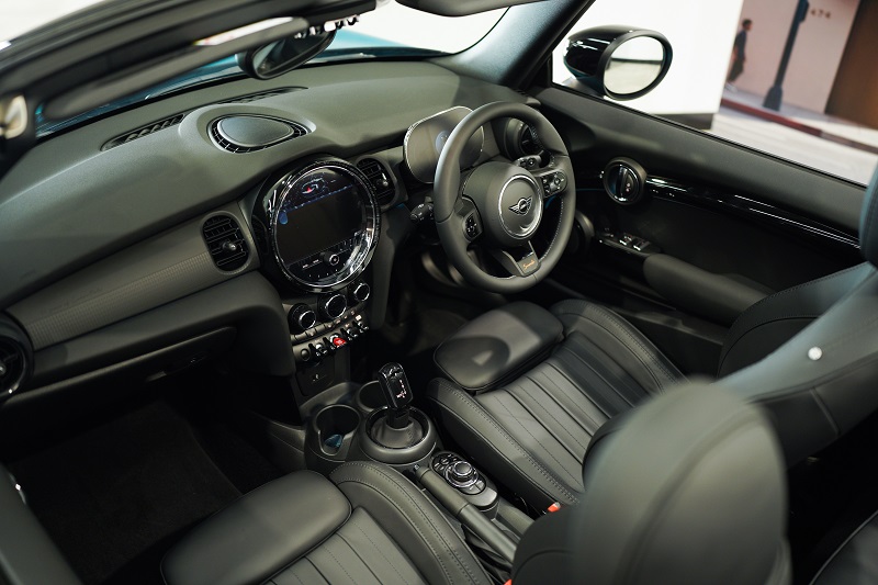 Harga Mini Cabrio Seaside Edition, Cuma 25 Unit di Indonesia! harga MINI Cabrio Seaside Edition 2023 - interior
