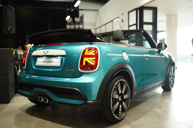 harga MINI Cabrio Seaside Edition 2023 - tampak belakang