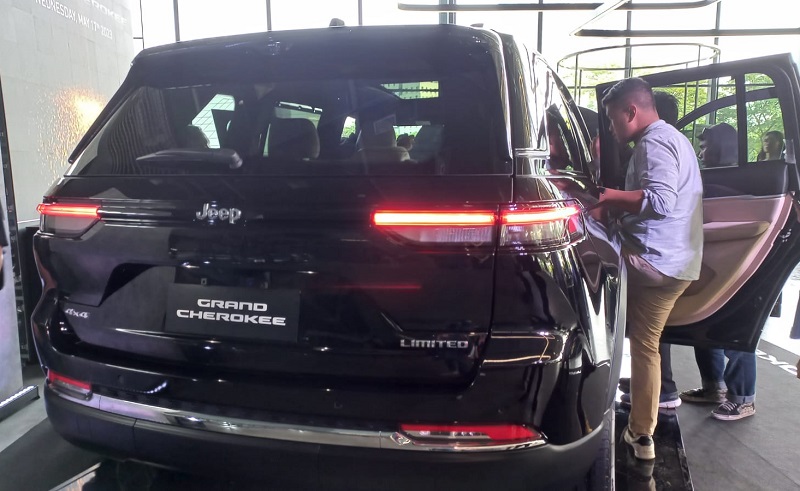 harga jeep grand cherokee 2023 - tampak belakang