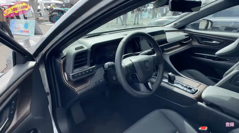 Toyota Crown berbahan bakar hidrogen