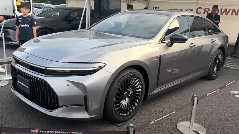 Toyota Crown bermesin hidrogen