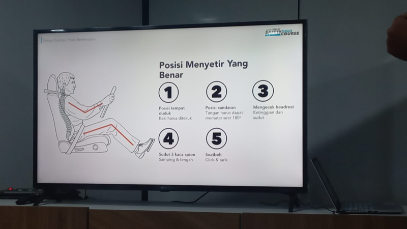 Cara Melakukan Drift Mobil yang Benar dan Tekniknya! cara melakukan drift mobil - posisi duduk yang nyaman