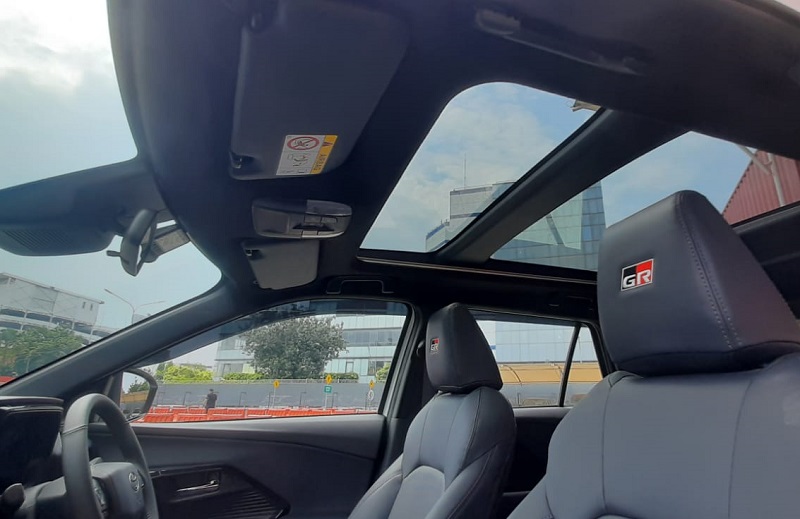 panoramic glassroof yaris cross hybrid 2023
