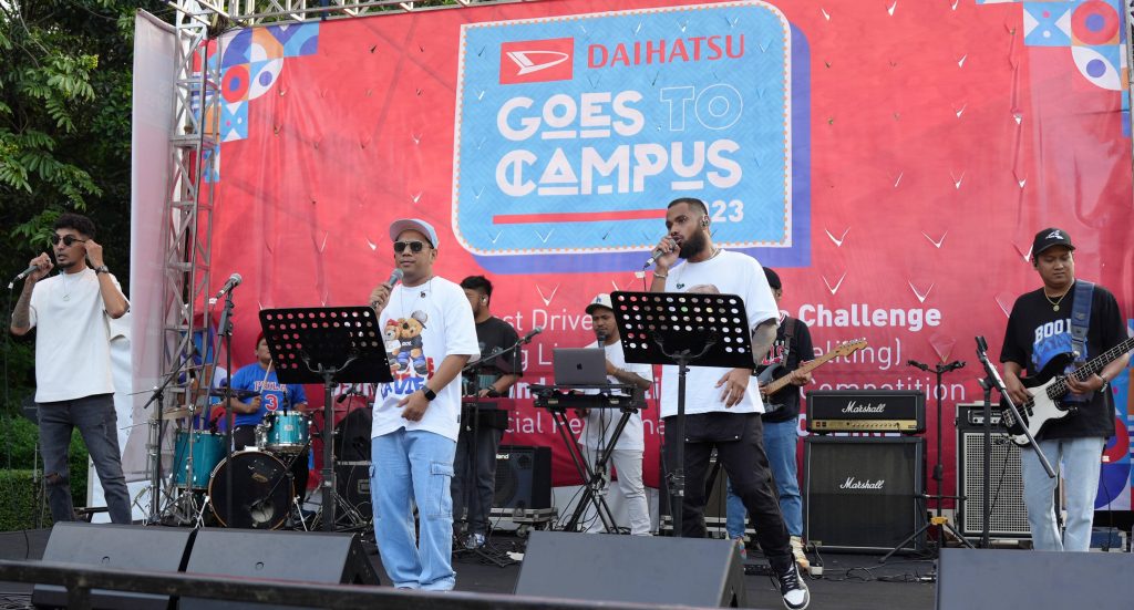 Salah satu peserta grup kompetisi band pada acara Daihatsu Goes To Campus di Universitas Indonesia Depok