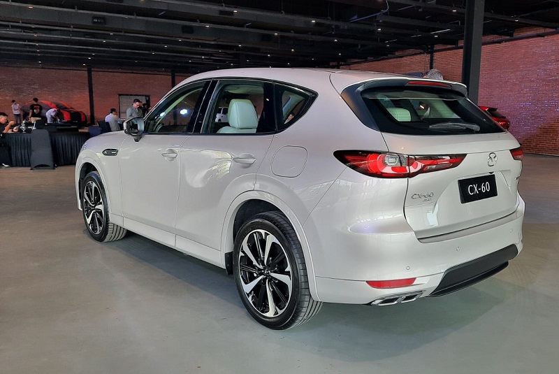 eksterior belakang mazda cx-60 elite